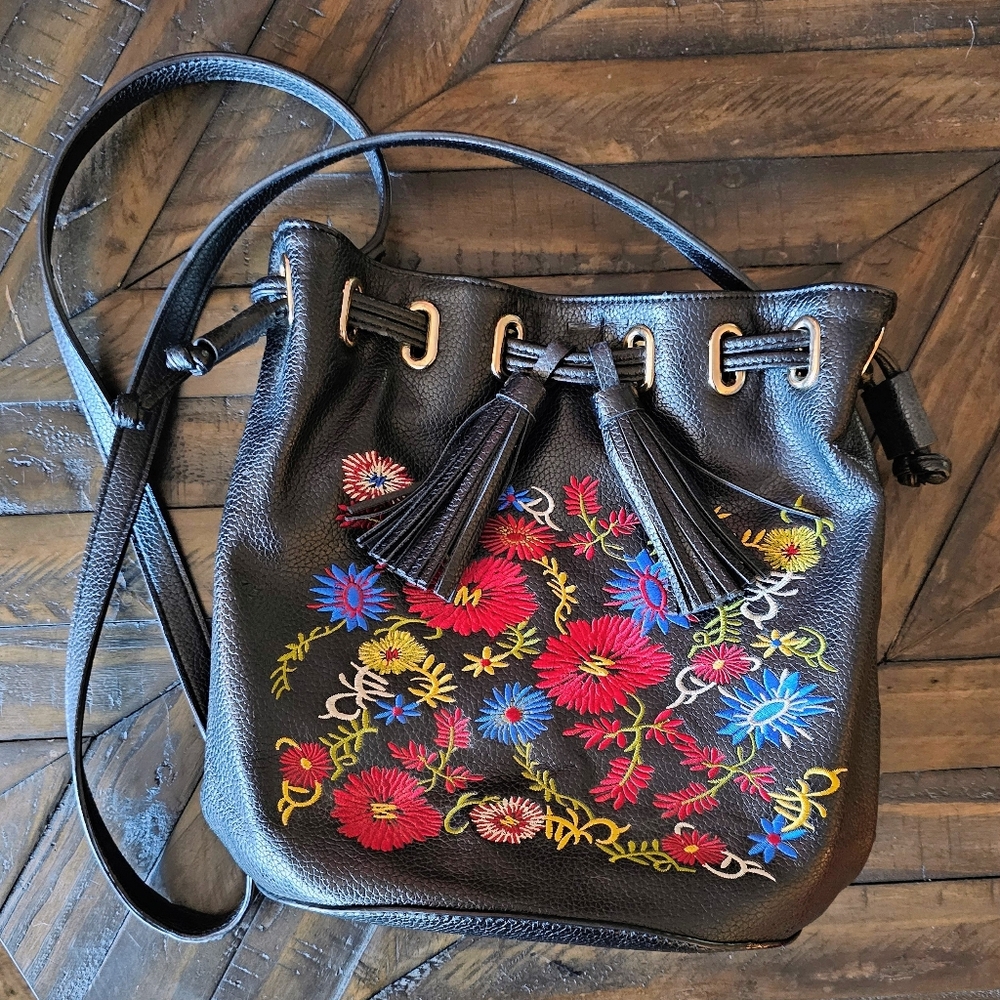 Steve Madden embroidered Drawstring Bag. EUC
